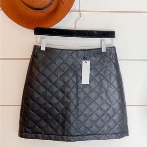 BB Dakota black quilted skirt. Sz 6. NWT. Retail: $79